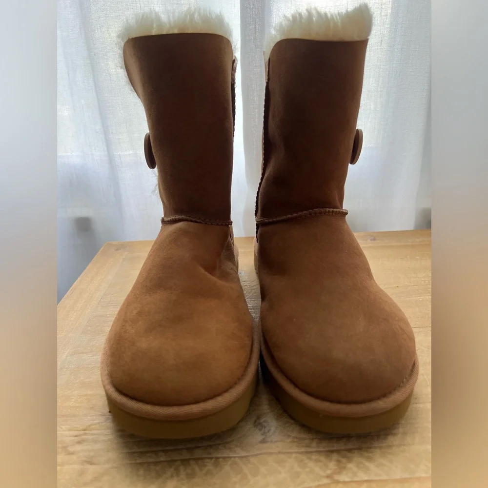 UGG Bailey Button II Sheepskin-Lined Suede Boots Women’s Size 6 in Chestnut